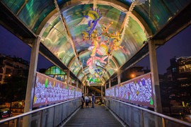 Cầu đi bộ ở Hà Nội 'biến hình' thành hầm thủy cung đa sắc màu