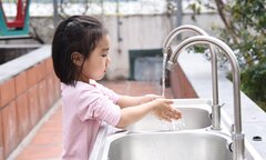 Nhiều học sinh 'ám ảnh' với nhà vệ sinh trường học, Bộ GD&ĐT chỉ đạo nóng