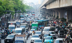Dòng xe cộ nối đuôi nhau rời Thủ đô