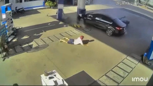 Tài xế mất kiểm soát, ô tô tông xe máy, húc đổ trụ bơm xăng