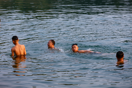 Nắng như thiêu đốt, người dân đổ xô về hồ Kẻ Gỗ giải nhiệt