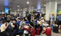 Nhiều chuyến bay trì hoãn, khách ở Sân bay Tân Sơn Nhất mệt mỏi chờ đợi