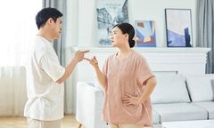 Không có tiền đưa con đi nghỉ lễ, tôi bị chồng đay nghiến là đàn bà vô dụng