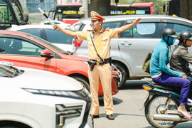 CSGT Hà Nội phơi mình dưới nắng gắt hướng dẫn người dân về quê nghỉ lễ