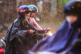 Nắng nóng suy giảm, Bắc và Trung Bộ hứng mưa dông trong ngày đầu tháng 5