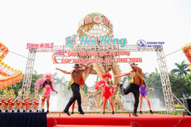 Hà Nội nắng gay gắt, du khách về miền biển với non cao tránh nóng ngày đầu lễ