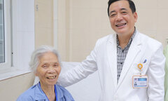 95 tuổi bình phục sau phẫu thuật ung thư và lời nhắn nhủ của Phó giám đốc BV K