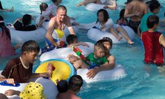 Nắng nóng 39 độ C, người TP.HCM đổ xô đi công viên nước giải nhiệt