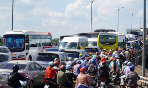 Ô tô tải chết máy, nghìn xe cộ 'chôn chân' giữa nắng gắt trên cầu Rạch Miễu
