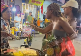 Xác minh nghi vấn bán hàng rong 'chặt chém' khách Tây 500.000 đồng 3 quả dứa