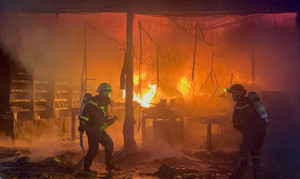 Cháy cửa hàng điện thoại ở TP.HCM, nhân viên ôm đồ tháo chạy