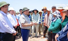 Thủ tướng khảo sát thực tế, thăm hỏi người dân tại tỉnh khô hạn nhất cả nước