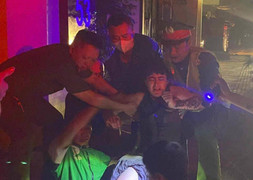 Giải cứu cô gái người Anh rơi xuống hố thi công cáp ngầm ở Hà Nội