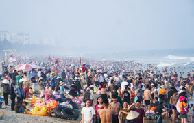 Vạn người đổ về bãi biển Sầm Sơn trong ngày nắng nóng đỉnh điểm