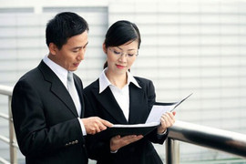 Sếp mới hóa ra là người yêu cũ, vợ tôi nhất định không chịu chuyển việc