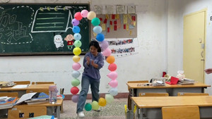 Giáo viên tạo ra 'vòng quay bóng bay' lơ lửng trong lớp học