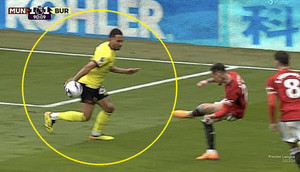 MU mất quả phạt đền vì quyết định gây tranh cãi