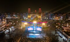 'Vũ trụ giải trí' Grand World nêm kín người trong ngày đầu nghỉ lễ 30/4