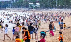 Người dân, du khách đổ xô hạ nhiệt, 'quây kín' bãi biển ở Quy Nhơn