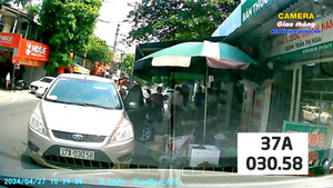 Mua trái cây, nữ tài xế bất chấp dừng xe chiếm hết phần đường