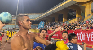 Cổ động viên vây kín, Rivaldo cởi áo làm quà tặng