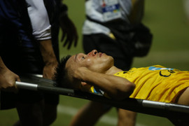 Cầu thủ CLB Thanh Hóa đổ gục bất động khiến cổ động viên hốt hoảng