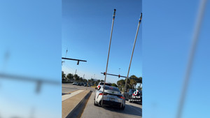 TikToker chế ống xả kỳ lạ gắn trên ô tô