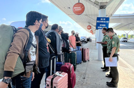 Công an TP.HCM trục xuất 9 người Malaysia trong đường dây lừa đảo