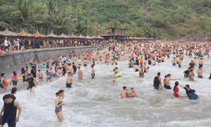 Hàng vạn du khách 'giải nhiệt' ở các bãi biển ở Hải Phòng, Quảng Ninh