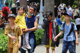 Trẻ nhỏ mướt mồ hôi, vạ vật theo bố mẹ đi chơi Thảo Cầm Viên