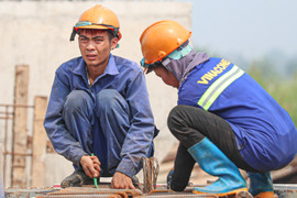 Công nhân đội nắng thi công đường Vành đai 4 xuyên kỳ nghỉ lễ 30/4