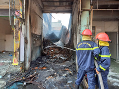 Hơn 100 người tham gia chữa cháy cửa hàng điện lạnh ở Quảng Nam