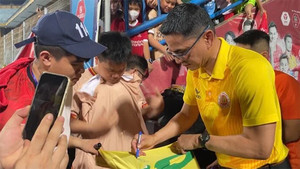 HLV Kiatisak nhiệt tình chiều cổ động viên, ký liền tay 23 chiếc áo đấu