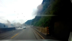 Kinh hoàng khoảnh khắc ô tô thoát khỏi đá rơi trong gang tấc