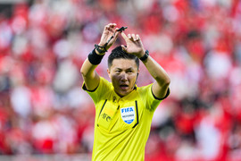 Cổ động viên Indonesia nổi giận: 'Lúc nào cũng thua trọng tài'