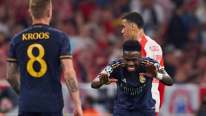 Toni Kroos đạo diễn bàn thắng hoàn hảo, đồng đội vái ngay trên sân