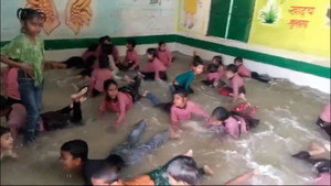 Đối phó với nắng nóng, giáo viên biến lớp học thành bể bơi