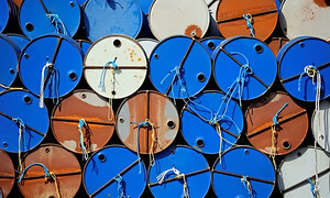 Giá xăng dầu hôm nay 1/5: Tiếp đà lao dốc