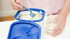 Bà dùng rượu pha sữa, cháu trai 4 tháng tuổi hôn mê