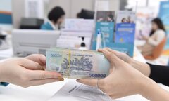 Lãi suất xuống thấp, dòng tiền gửi rời khỏi các ngân hàng