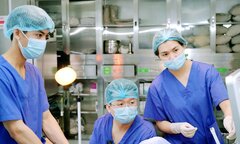 Con 4 tuổi hay ngã lúc leo cầu thang, bố mẹ bàng hoàng khi biết nguyên nhân