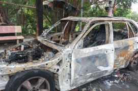 Ô tô BMW cháy trơ khung giữa trưa ở Hà Nội