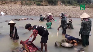 Đổ xô ra sông đãi vàng dưới cái nóng hơn 40 độ