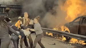 Video: Bất chấp ô tô bốc cháy sắp nổ, nhóm người đập cửa xe cứu sống tài xế