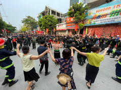 Đồng bào Điện Biên múa xòe cùng chiến sĩ cảnh sát trên đường phố