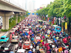 Mưa lớn từ sáng sớm, nhiều tuyến đường Hà Nội ùn tắc