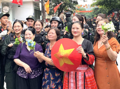 Tình cảm quân dân xua tan cái nóng tại 'chảo lửa' Điện Biên