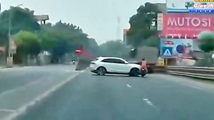 Ô tô quay đầu như chốn không người tông văng người đi xe máy 