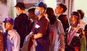 Người dân đến sân vận động Điện Biên từ tờ mờ sáng xem tổng duyệt diễu binh 