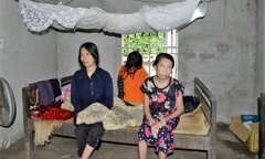 Từ chối điều trị ung thư, cụ bà dành tiền nuôi chồng và 2 con gái trầm cảm
